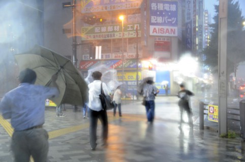 １６時４５分頃のソフマップ前、凄い風雨で傘は役にたちませんでしたヾ(･ω･`;)ﾉぁゎゎ