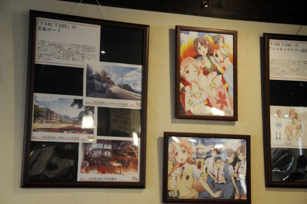 和奏・ 来夏・紗羽等々の登場人物の設定画やアニメでの場面カットが店内に